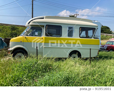 クラシカルな英国製キャンピングカーのある風景