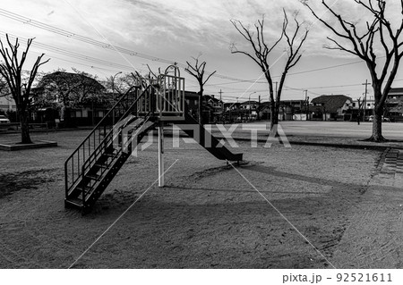 モノクロ 公園 ブランコ 遊具の写真素材