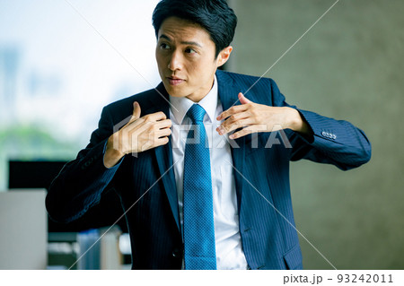 男性 スーツ ジャケット 羽織るの写真素材 男性 スーツ ジャケット 羽織るの写真素材
