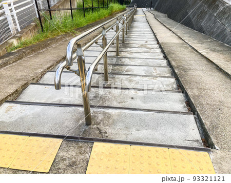 手すりのある長い歩道階段