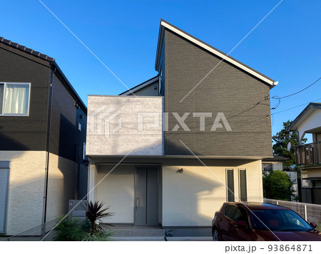 新築のモダン獣雨たくのある風景