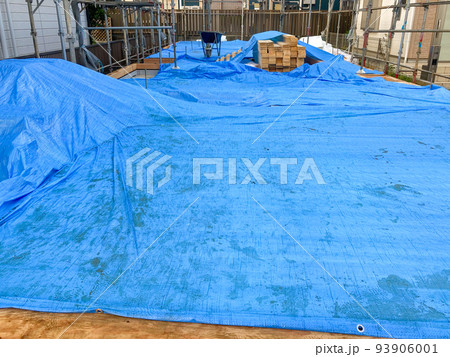 ブルーシートが掛けられた集合住宅の基礎工事の現場