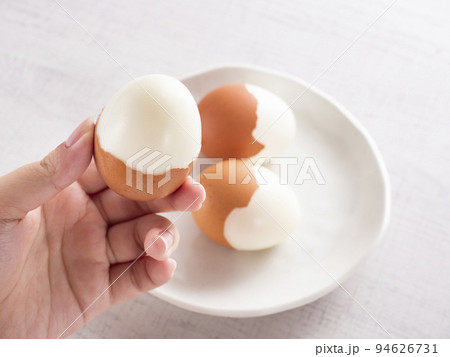 皿 料理 持つ 手の写真素材