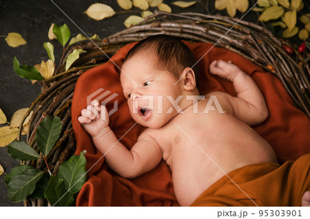 赤ちゃん 新生児 外国人 かわいい 幼児の写真素材