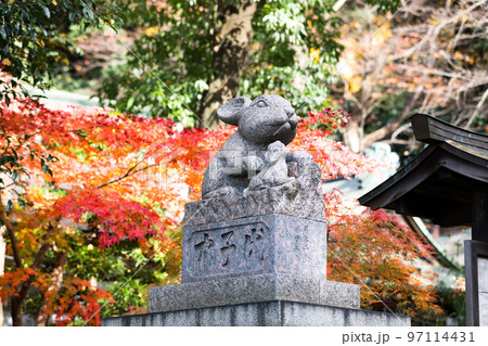 うさぎ rabbit statue 石像の写真素材 - PIXTA