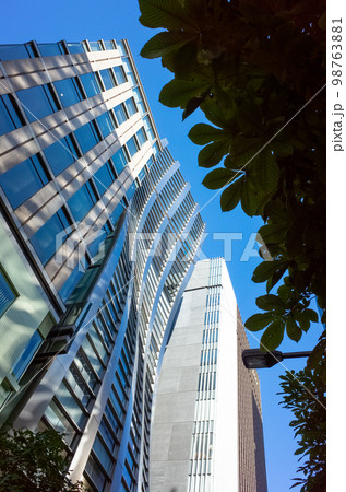 銀座の歪んだ外観のオフィス店舗ビル