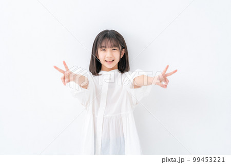ピースサイン vサイン 女性 ポーズの写真素材 - PIXTA