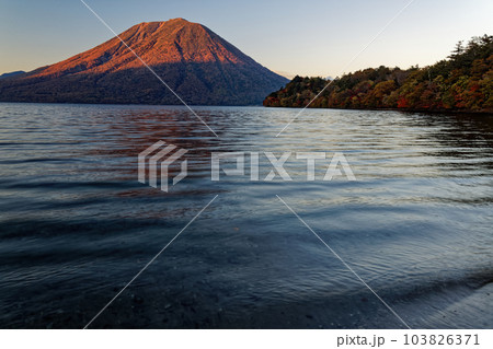 湖 風景画 （R） 湖 風景 中禅寺湖 波の写真素材 - PIXTA