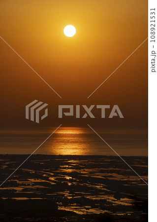 海に沈む太陽の写真素材 - PIXTA