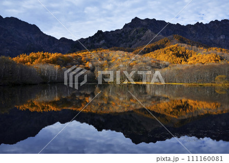 錦秋の鏡池の写真素材 - PIXTA