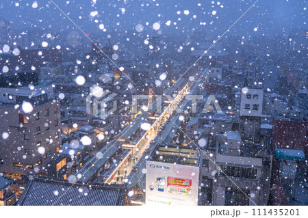 雪 雷門 浅草寺 冬の写真素材 - PIXTA