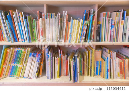 子供向けの本がたくさんある本棚のイメージ