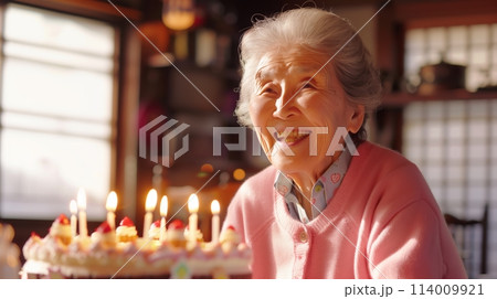 おばあちゃん 誕生日 ケーキ 祖母のイラスト素材 - PIXTA