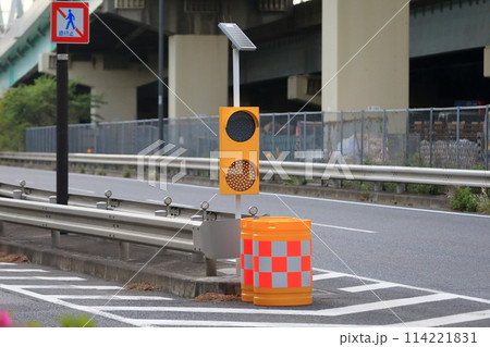 ブリンカーライト 障害物表示灯 中央分離帯 道路の写真素材 - PIXTA