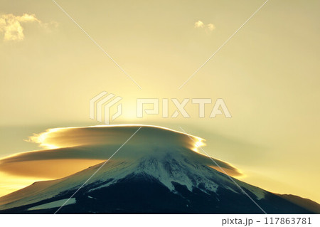 富士山 レンズ雲 風景写真 富士山周辺に笠雲やつるし雲🗻☁️ 注目の空の写真 ウェザーニュース