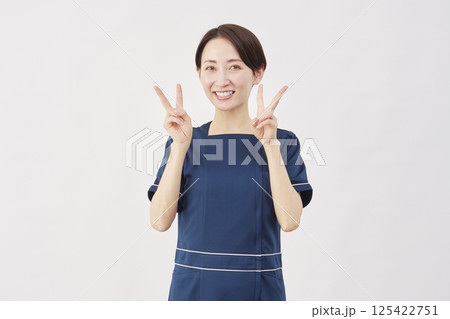 ピースサイン 女性 女 両手の写真素材 - PIXTA