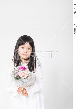 花を持つ少女の写真素材 - PIXTA