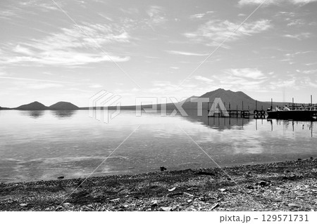 湖 モノクロ 風景 湖畔の写真素材 - PIXTA