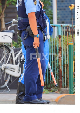 誘導棒 警察官 交通整理 ポリスの写真素材 - PIXTA