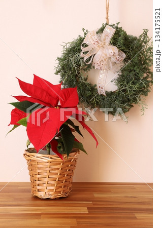 クリスマス クリスマスリース リース 赤いリボンの写真素材 - PIXTA