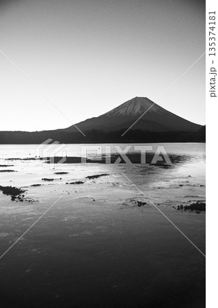 モノクロ風景写真 湖の静寂　A3サイズ　額・白マット付き 静寂 モノクロ風景ポスター | Poster Store JP