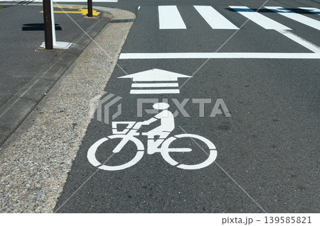 自転車専用道路 自転車道 自転車専用 自転車専用レーンの写真素材 - PIXTA