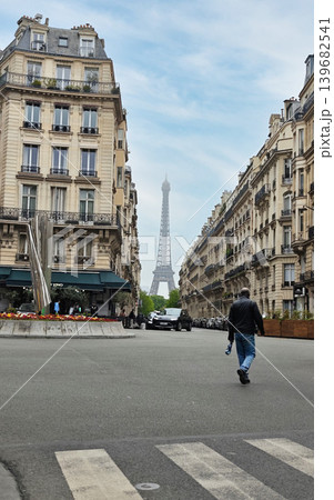 パリ の 街角 街角 フランス パリ 風景の写真素材 -